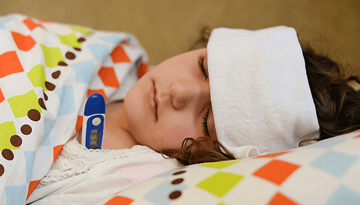 Trẻ bị sốt viêm họng