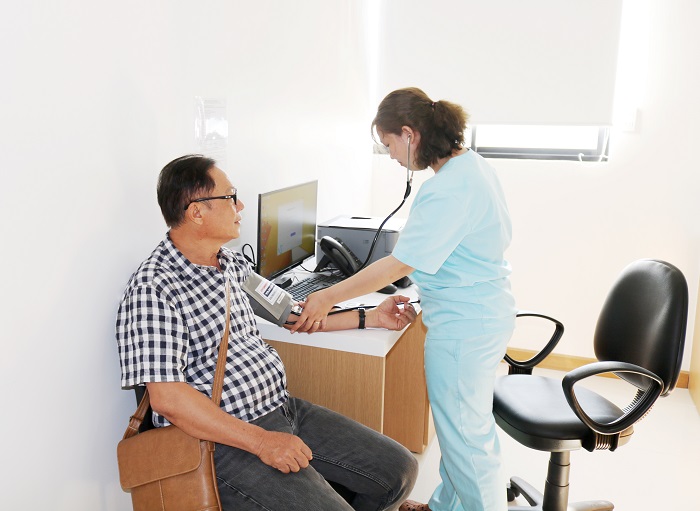 Đau bụng bên phải nên đi thăm khám Đau bụng bên phải nên đi thăm khám
